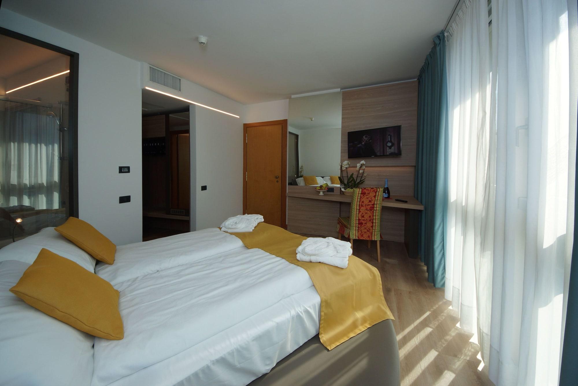 Ambassador Suite Hotel Riva del Garda Esterno foto