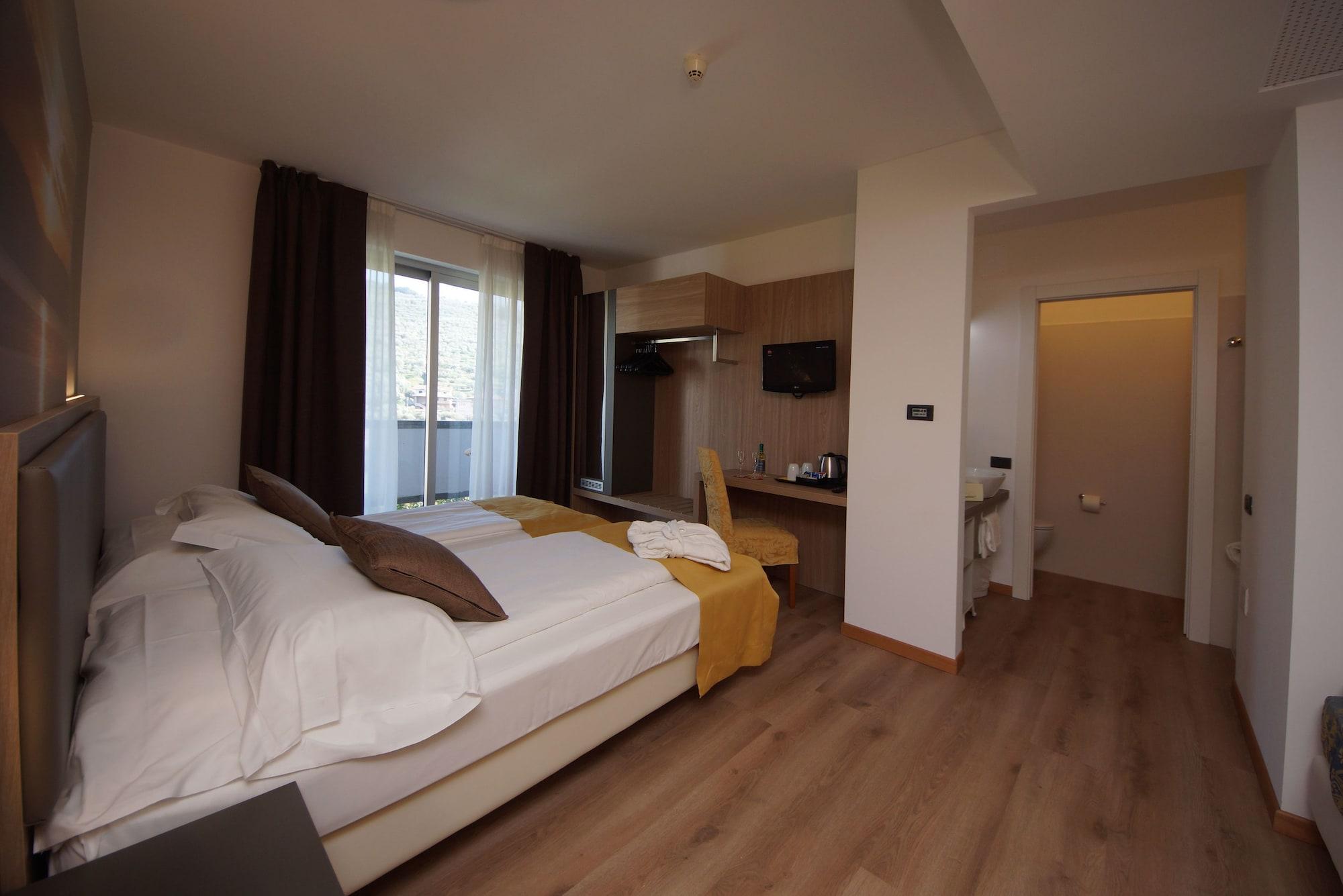 Ambassador Suite Hotel Riva del Garda Esterno foto