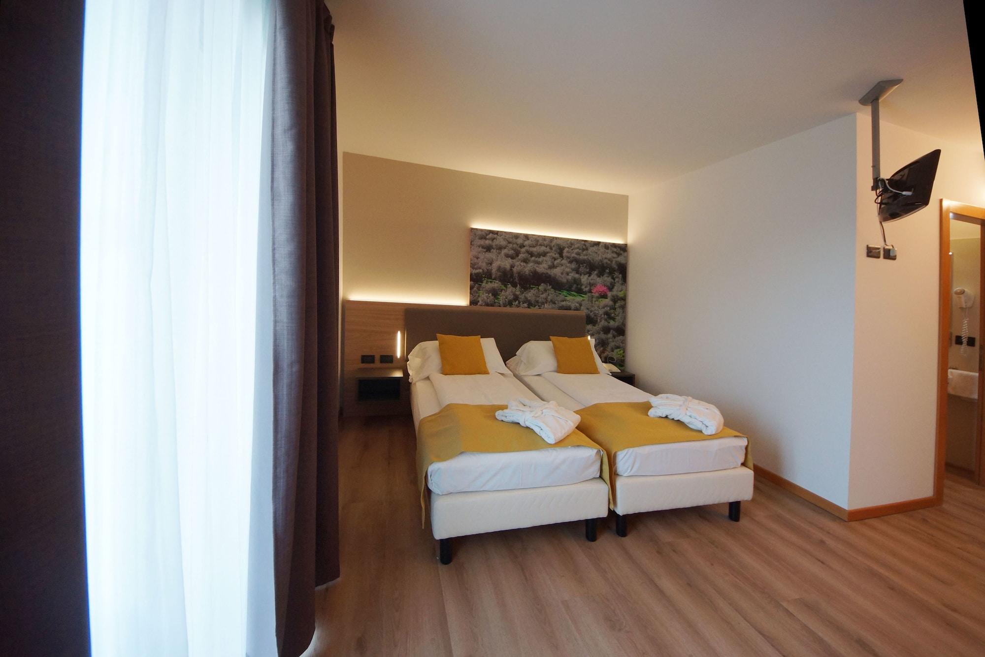 Ambassador Suite Hotel Riva del Garda Esterno foto