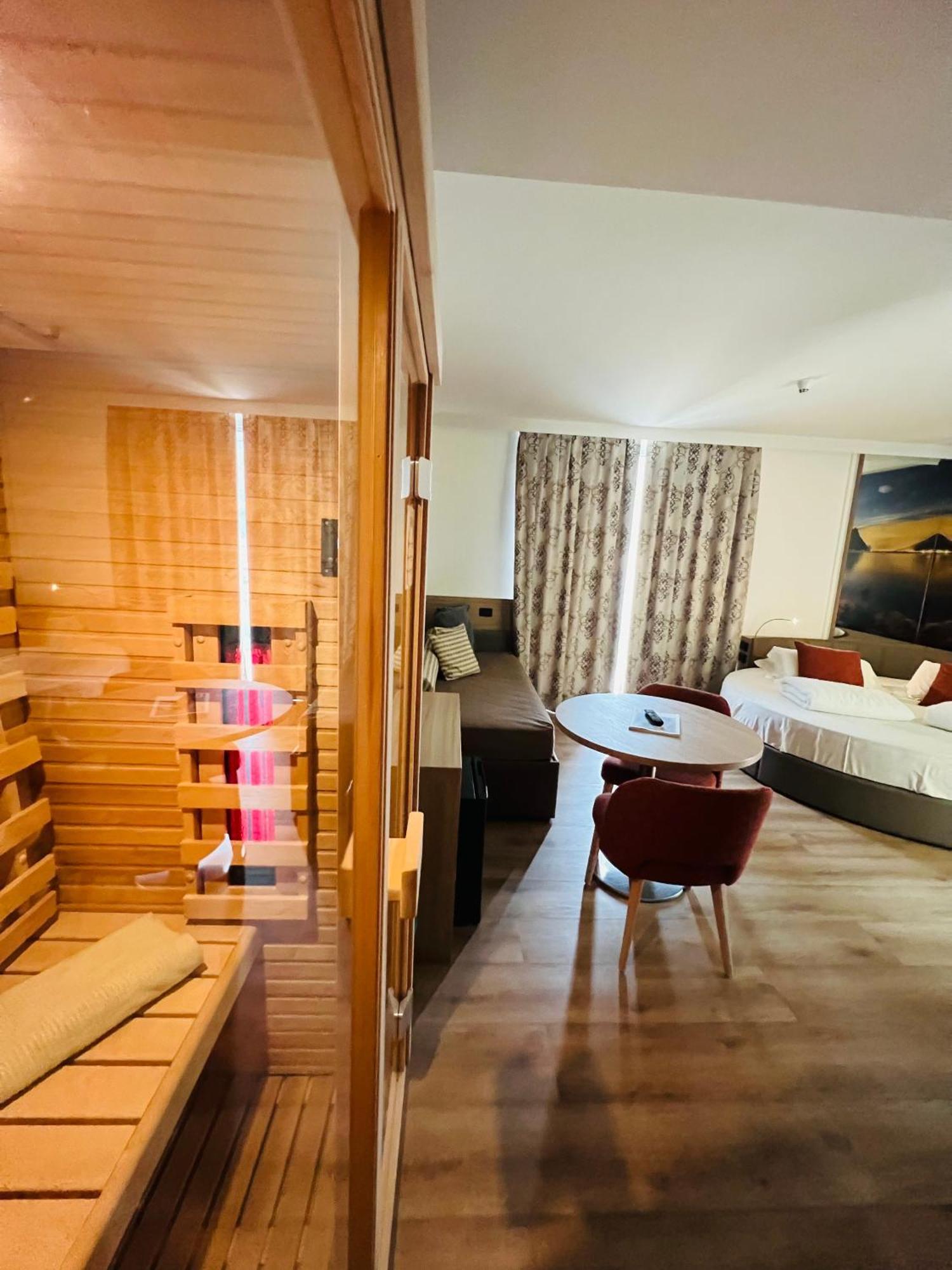 Ambassador Suite Hotel Riva del Garda Esterno foto