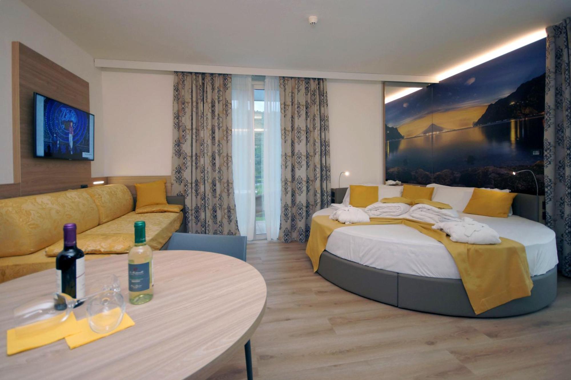 Ambassador Suite Hotel Riva del Garda Esterno foto