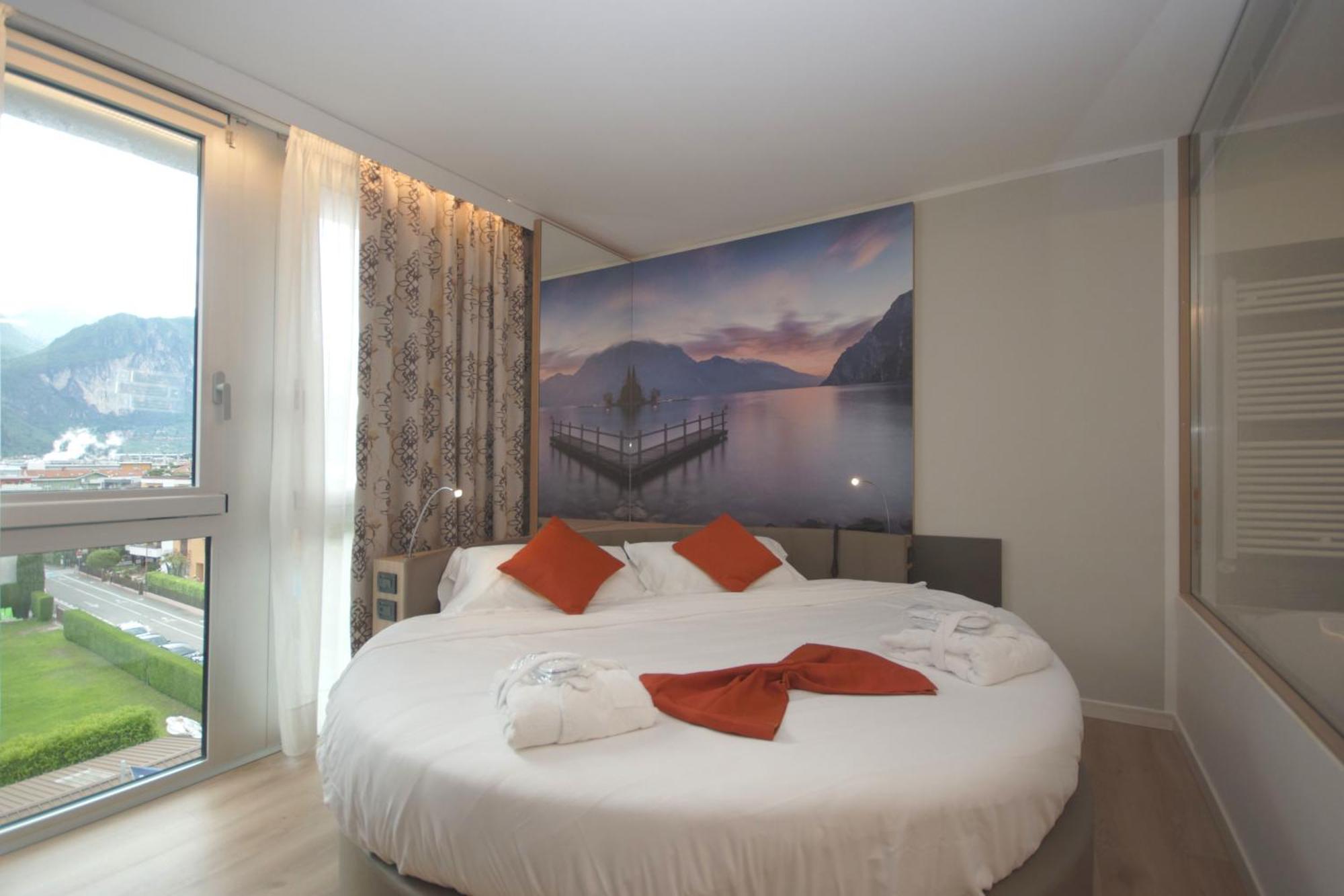 Ambassador Suite Hotel Riva del Garda Esterno foto