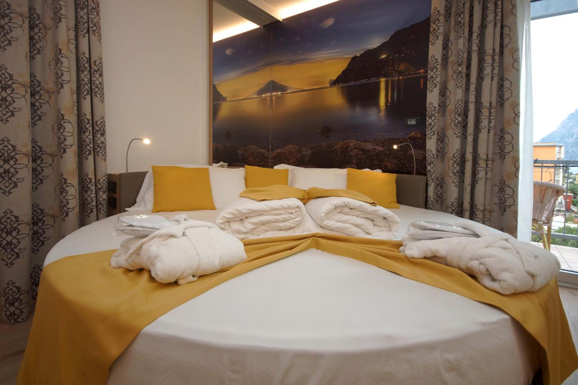 Ambassador Suite Hotel Riva del Garda Esterno foto