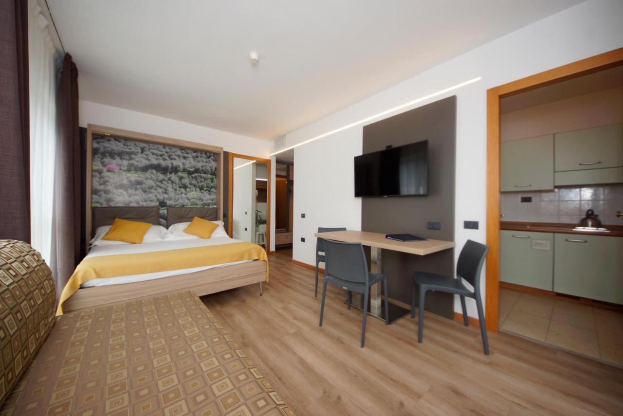 Ambassador Suite Hotel Riva del Garda Esterno foto